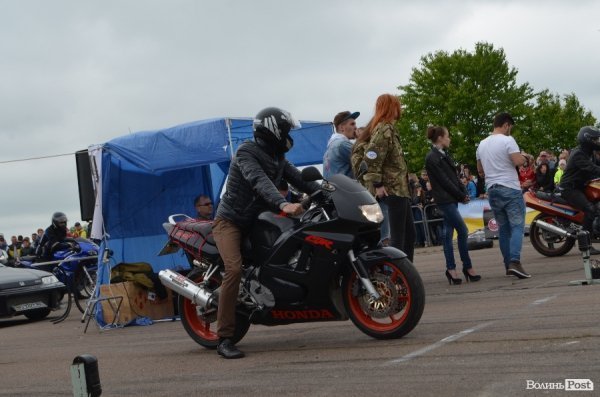 Поблизу Луцька відбулись показові заїзди мотоциклістів. ФОТО