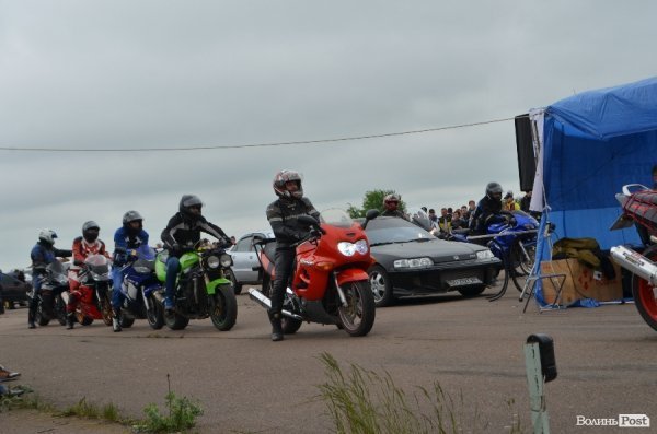 Поблизу Луцька відбулись показові заїзди мотоциклістів. ФОТО