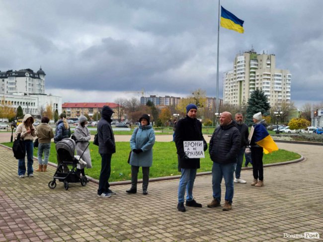 Під стінами Волинської обласної ради – мітинг «Спочатку дрони». ФОТО