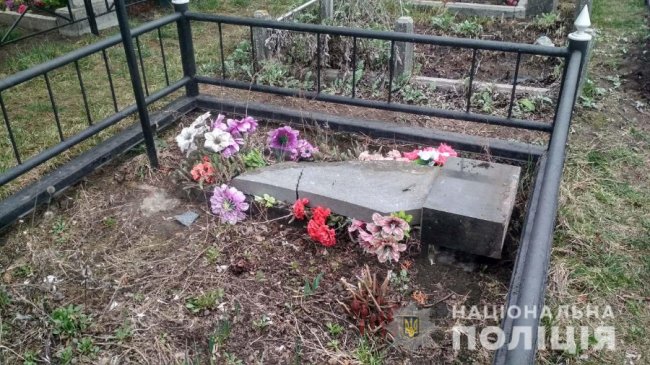 Під Києвом п’яні діти влаштували погром на кладовищі. ФОТО