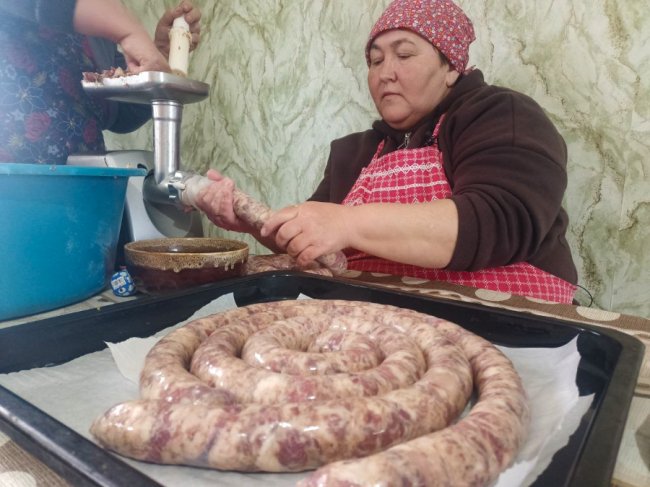 Волинські господині поділилися рецептом приготування домашньої ковбаси до Великодня. ВІДЕО