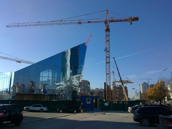 Будівництво готелю. Фото зроблене до пожежі. Автор - AnatoliyKiev