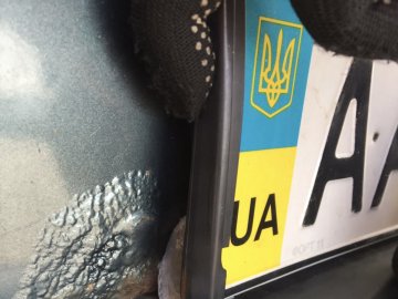 Сховав під номерним знаком авто: через волинський кордон чоловік намагався провезти канабіс. ФОТО