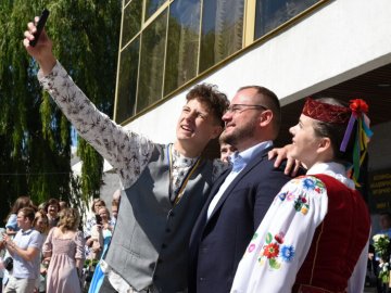 160 золотих та 43 срібних: у Луцьку вручили нагороди випускникам-медалістам. ФОТО