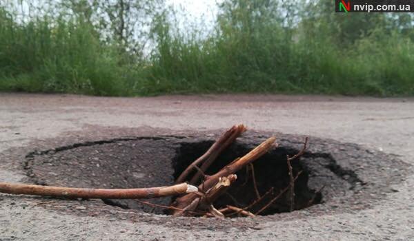 В яму ногою провалилася дитина: у місті на Волині – небезпечні люки. ФОТО