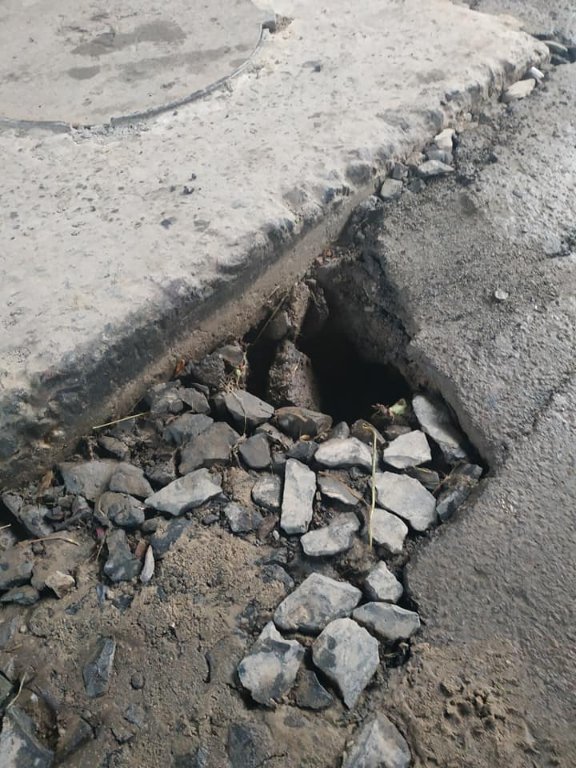 В яму ногою провалилася дитина: у місті на Волині – небезпечні люки. ФОТО