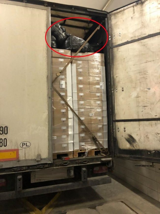 Через «Ягодин» поляк хотів незаконно провезти одяг як засоби гігієни. ФОТО