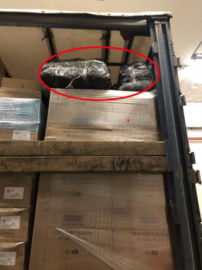 Через «Ягодин» поляк хотів незаконно провезти одяг як засоби гігієни. ФОТО