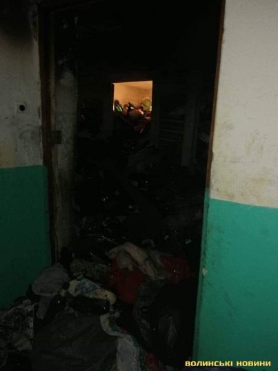 Сміття аж до стелі: показали зсередини квартиру, яка згоріла у Луцьку. ФОТО