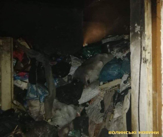 Сміття аж до стелі: показали зсередини квартиру, яка згоріла у Луцьку. ФОТО