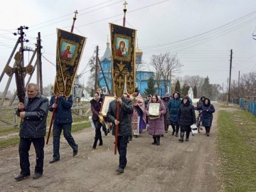 На Волині священники і прихожани пройшлися хресним ходом центром села. ФОТО