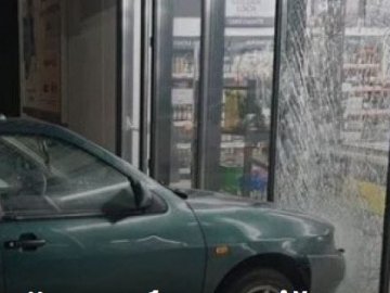 У Польщі п'яний українець за кермом авто в'їхав у магазин 
