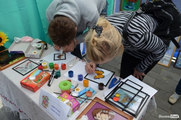 У центрі Луцька – виставка талантів зі всієї області. ФОТО 