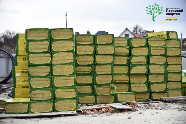 У другому будинку ЖК «Парковий квартал» у Ковелі завершують утеплювати фасад. ФОТО*