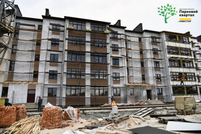 У другому будинку ЖК «Парковий квартал» у Ковелі завершують утеплювати фасад. ФОТО*