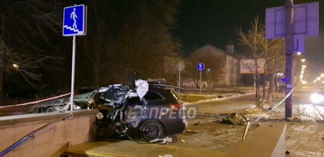 У Києві автомобіль злетів з дороги і розбився: водій загинув. ФОТО