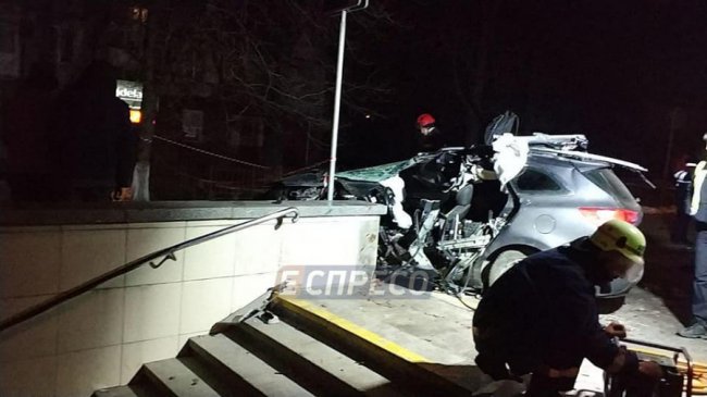 У Києві автомобіль злетів з дороги і розбився: водій загинув. ФОТО