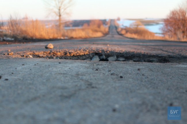 На дорозі Володимир-Волинський-Павлівка водії тільки те і роблять, що ями об’їжджають. ФОТО