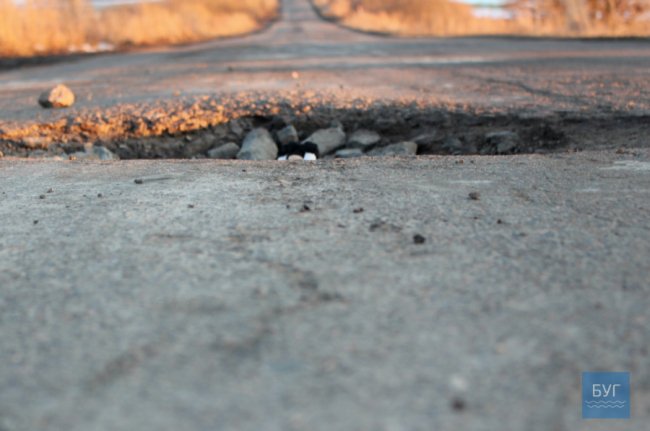 На дорозі Володимир-Волинський-Павлівка водії тільки те і роблять, що ями об’їжджають. ФОТО