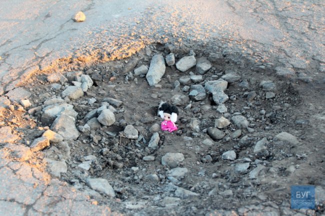 На дорозі Володимир-Волинський-Павлівка водії тільки те і роблять, що ями об’їжджають. ФОТО