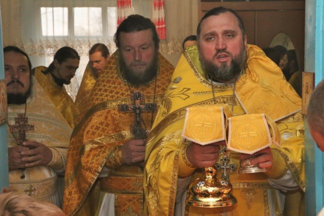 Прихильники УПЦ (МП) на Волині відправили святкову службу у священика вдома. ФОТО