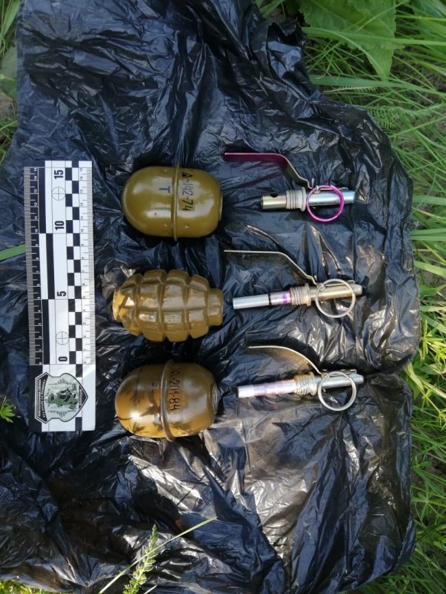 На покинутому стрільбищі на Волині знайшли схованку зі зброєю. ФОТО