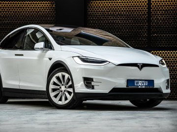У Луцьку з'явилася біла Tesla Model X. Відеоогляд*