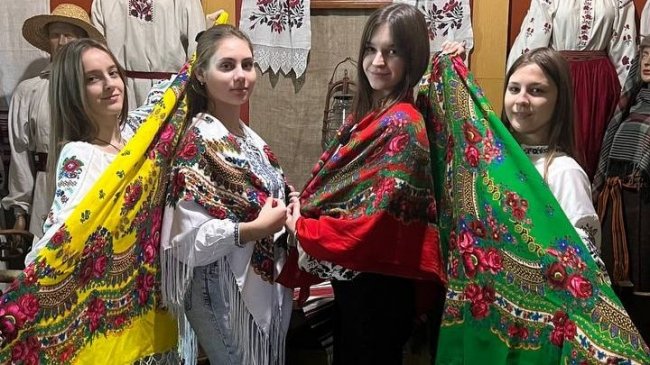 У музеї на Волині відбувся майстер-клас з зав'язування української хустки