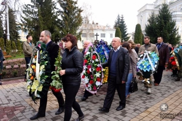 Сьогодні у Луцьку провели в останню путь загиблого Героя Сергія Грибкова. ФОТО