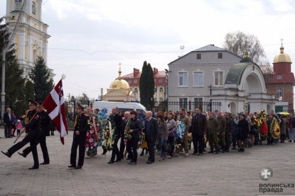 Сьогодні у Луцьку провели в останню путь загиблого Героя Сергія Грибкова. ФОТО