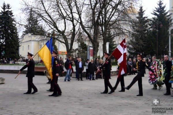 Сьогодні у Луцьку провели в останню путь загиблого Героя Сергія Грибкова. ФОТО