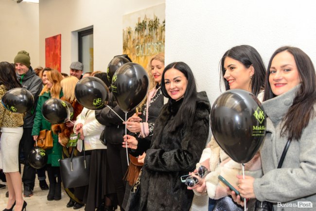 Зі знижками та цінними подарунками: у Луцьку грандіозно відкрилий шоурум меблів і декору «МакКо»*