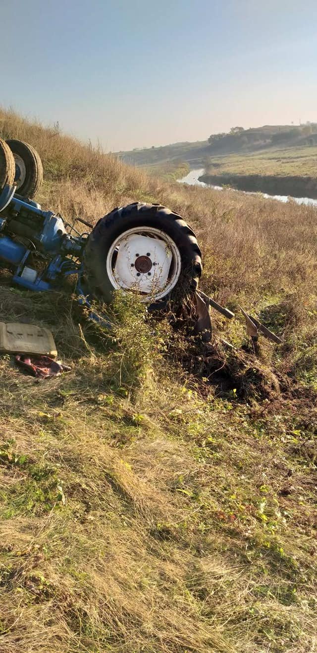 На Рівненщині важкотравмований водій ніч пролежав в понівеченому тракторі. ФОТО