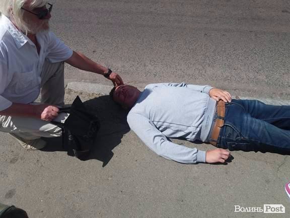 У Луцьку посеред вулиці побили чоловіка