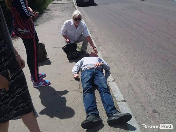 У Луцьку посеред вулиці побили чоловіка