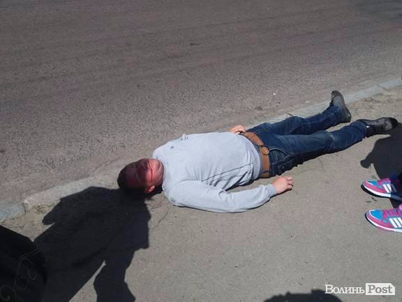 У Луцьку посеред вулиці побили чоловіка