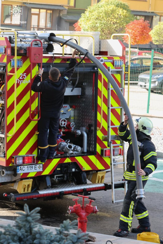 Гасили пожежі та рятували людей  в одному з готелів міста: у Луцьку відбулися навчання вогнеборців