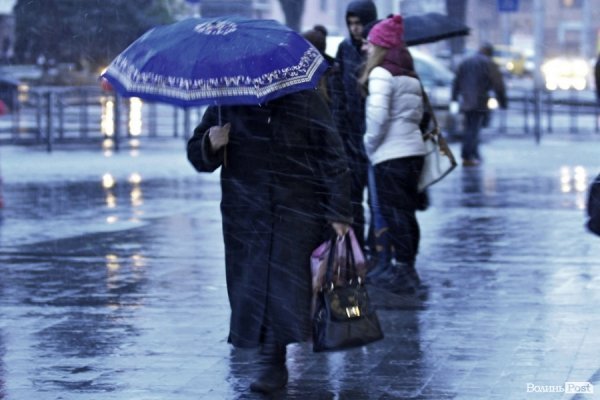 Перший сніг у Луцьку: холодно, вітряно, мокро. ФОТО. ВІДЕО