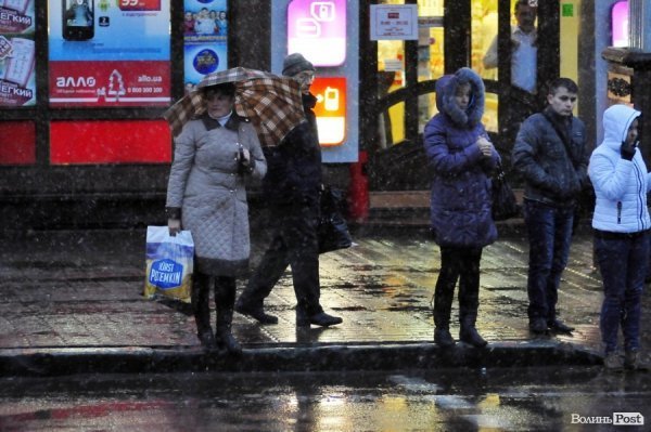 Перший сніг у Луцьку: холодно, вітряно, мокро. ФОТО. ВІДЕО