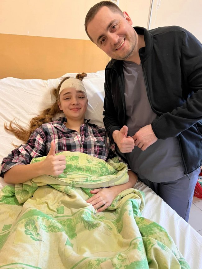 Була у свідомості: 16-річній дівчині провели складну операцію на головному мозку. ФОТО