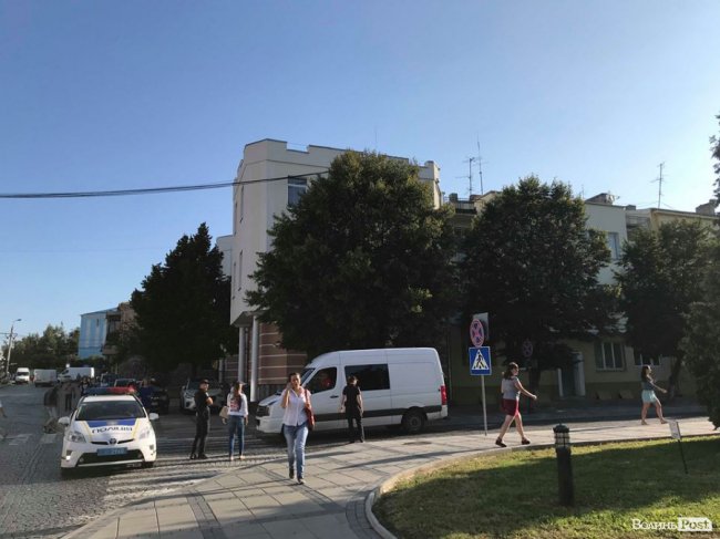 В історичній частині Луцька перекрили вулицю. ФОТО. ОНОВЛЕНО