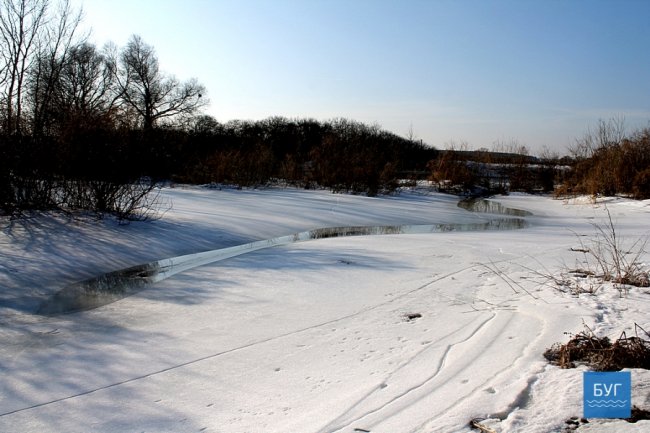 Показали казкові світлини зимової річки на Волині