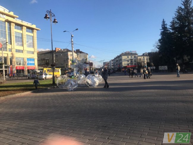 На Театральному майдані встановили новорічну інсталяцію. ФОТО