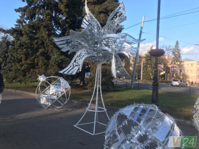На Театральному майдані встановили новорічну інсталяцію. ФОТО