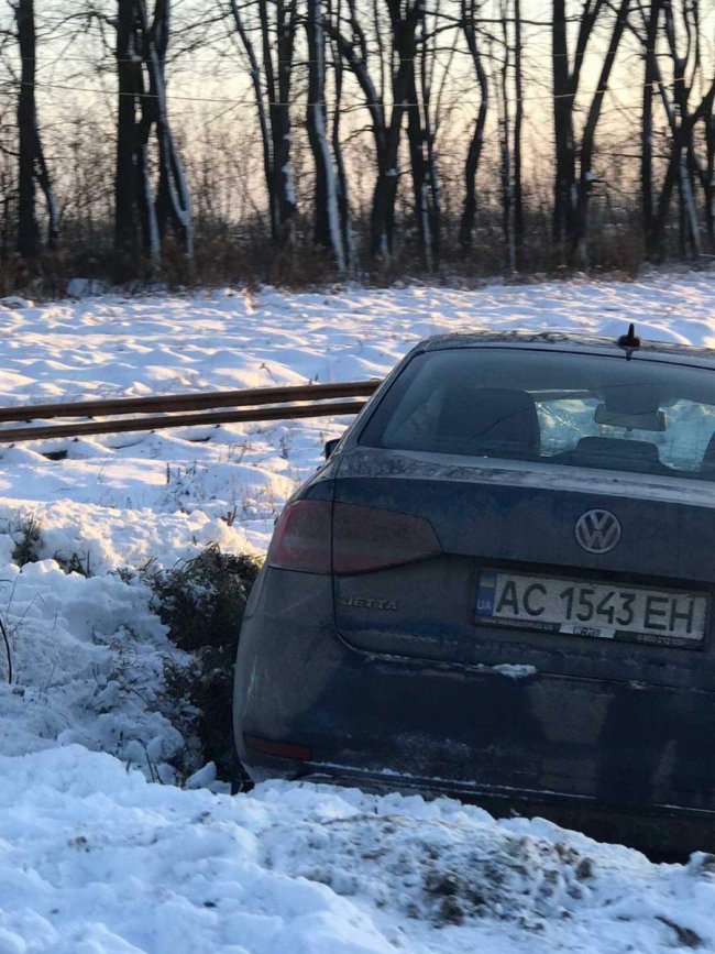 У селі поблизу Луцька легковик злетів у кювет. ФОТО