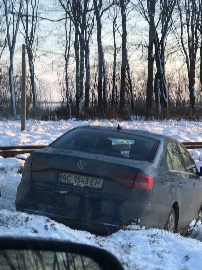 У селі поблизу Луцька легковик злетів у кювет. ФОТО