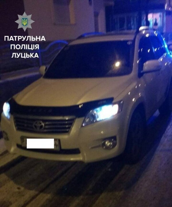 У Луцьку п’яний водій тицяв поліцейським гроші