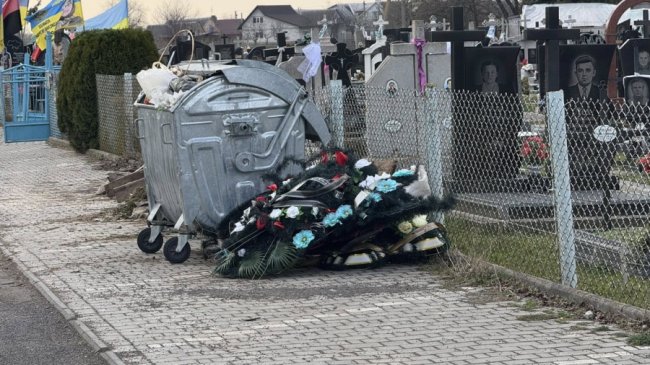 Передвеликоднє прибирання: біля Луцька люди влаштували смітник посеред кладовища