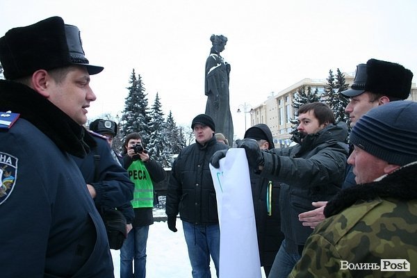 У центрі Луцька люди ледь не побилися з міліцією. ФОТО