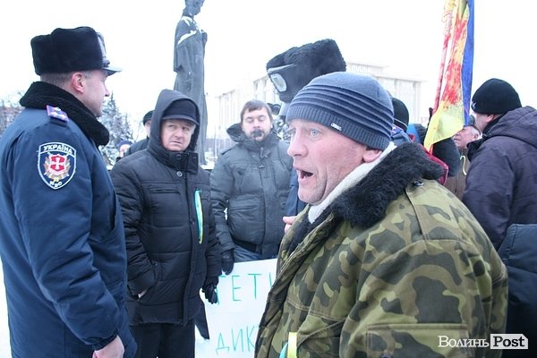 У центрі Луцька люди ледь не побилися з міліцією. ФОТО